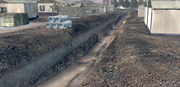 Der Kanal hinter dem abgerissenen Haus, durch den die Bulldozerjagd stattfinden wird